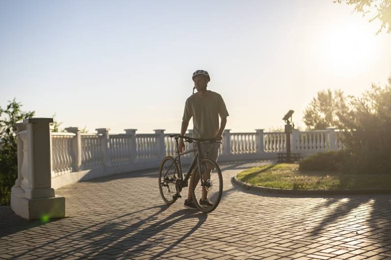 Seguridad y fitness: 7 consejos profesionales para andar en bicicleta en el calor del verano