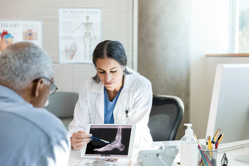 Corregir la posición del pie: caminar de forma diferente con osteoartritis de rodilla podría ayudar