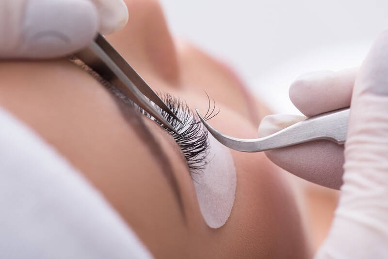 Extensiones de pestañas, tatuajes de delineador de ojos y demás: los oftalmólogos advierten contra los procedimientos cosméticos en los ojos