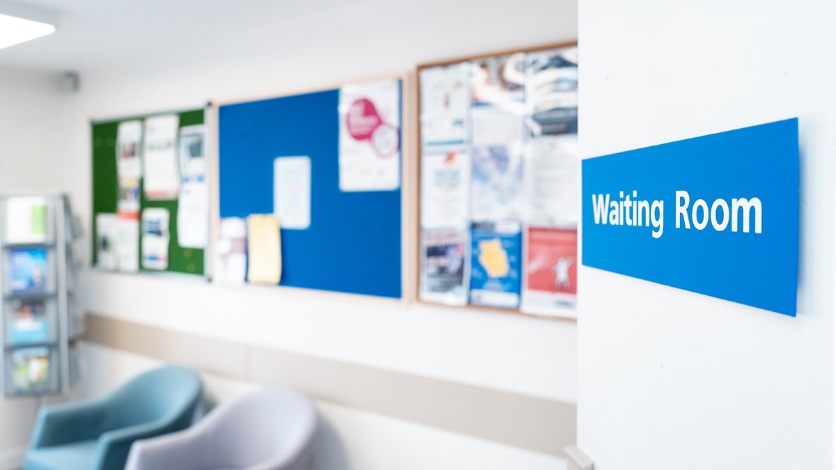 Los médicos de cabecera están cancelando hasta 200.000 citas semanales debido a los nuevos formularios de reserva online.