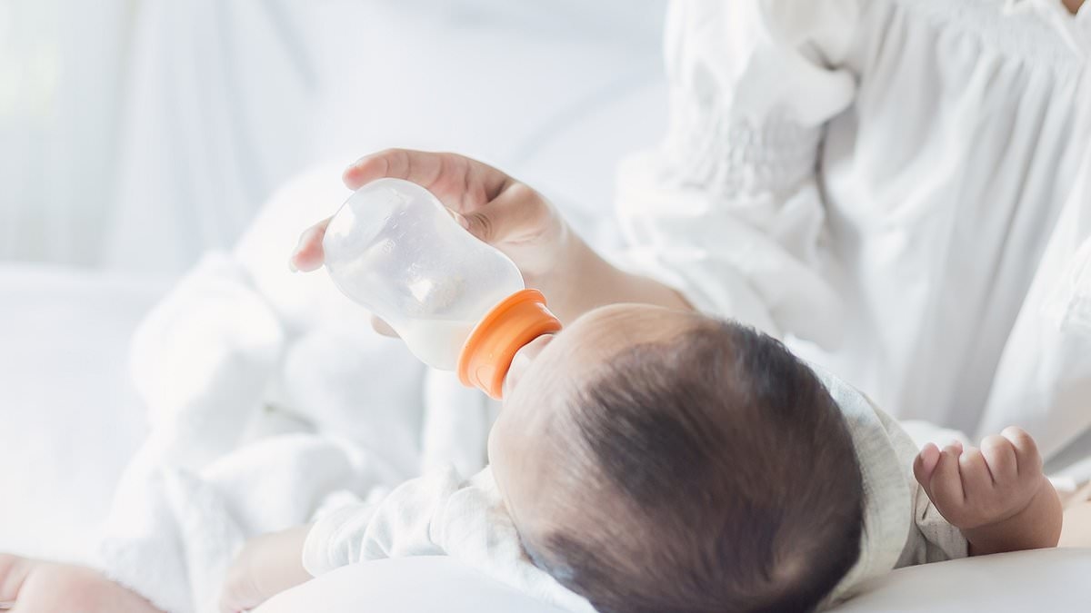 Alerta por bacteria provoca la retirada urgente de leche infantil tras enfermarse varios bebés en Estados Unidos