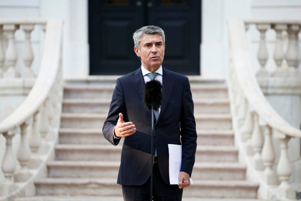 "Incredulo" per i tagli al Servizio Sanitario Nazionale, José Luís Carneiro chiede le dimissioni del Ministro della Salute.