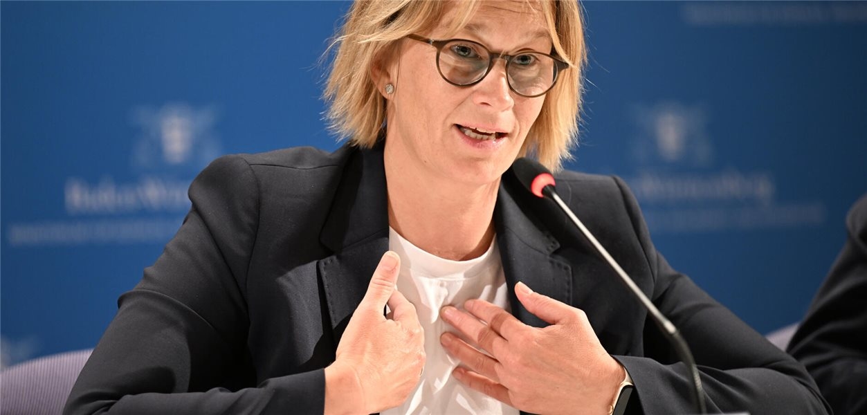 El senador de Asuntos Sociales de Hamburgo, Schlotzhauer: Ampliar las competencias en materia de atención a la tercera edad es un buen primer paso.